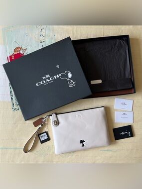 Coach x Peanuts White Largh Leather Turnlock Wristlet Clutch Cream Purse